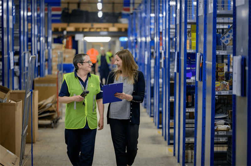 Warehouse worker using ماسح الباركود